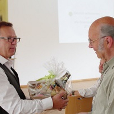 vhs-Geschäftsführer Michael Dietz (l.) bedankt sich bei Norbert Schrüfer für seinen langjährigen Einsatz bei der vhs.