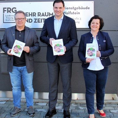 vhs-Geschäftsführer Michael Dietz und Stellvertreterin Klara Köck freuen sich mit Landrat Sebastian Gruber über das neue Semesterprogram. Nicht auf dem Foto Abteilungsleiter Siegfried Wilhelm und Ehrenamtlicher vhs-Leiter Willi Schindler